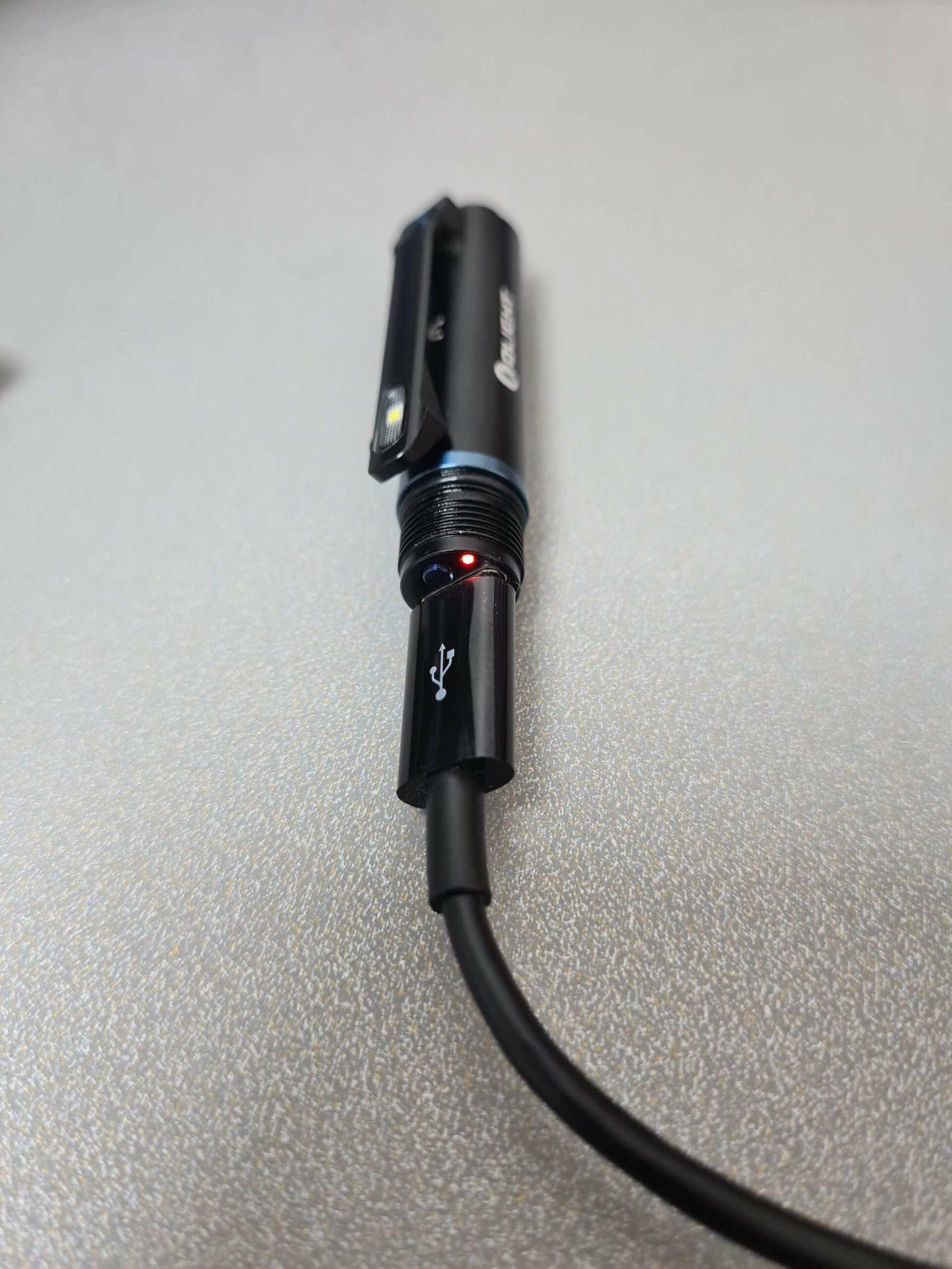 Olight Open Pro Penlight - charging1